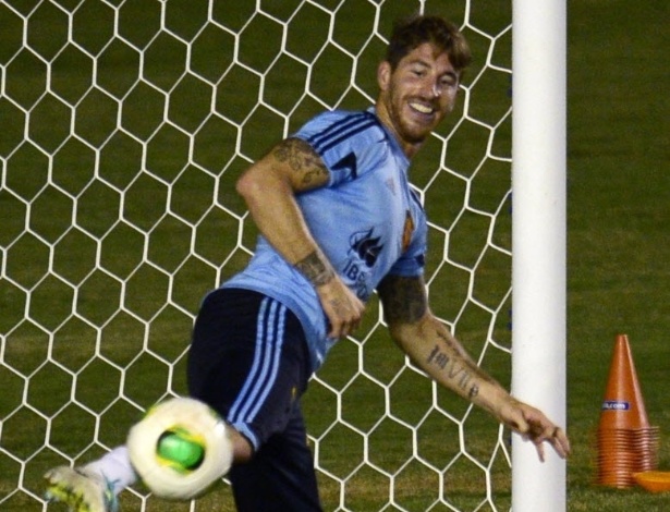 17.06.13 - Sergio Ramos durante treino da seleção espanhola em São Januário para a Copa das Confederações