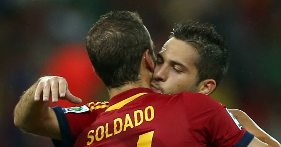 17.06.13 - Soldado e Alba se cumprimentam com beijo após gol do atacante no jogo entre Espanha e Uruguai