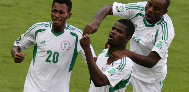 Nigerianos comemoram gol em partida com Taiti; seleo pode se classificar e eliminar Uruguai na quinta