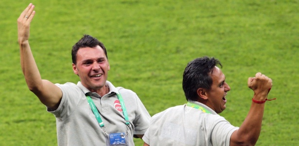 Treinador Eddy Etaeta fica eufórico ao lado da sua comissão técnica após o gol do Taiti
