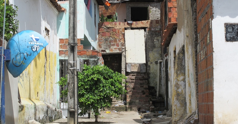 17.jun.2013 - Favela Oitão Preto tem situação precária e contrasta com luxo do hotel Marina Park, do outro lado da avenida, onde está hospedada a seleção brasileira em Fortaleza