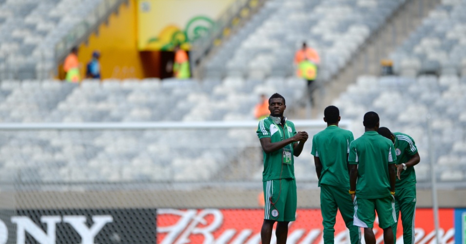 17.jun.2013 - Jogadores da Nigéria sobem ao gramado para reconhecimento minutos antes do jogo contra o Taiti, no Mineirão, pela Copa das Confederações