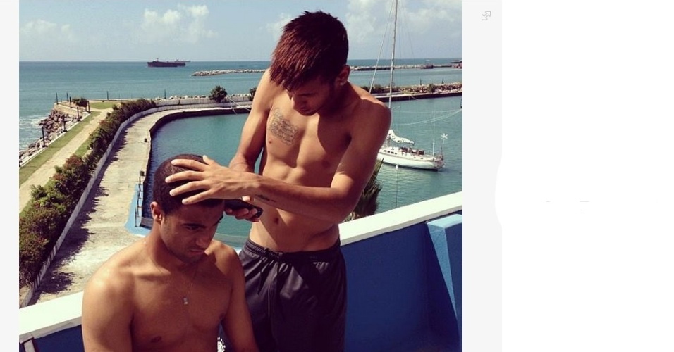 17.jun.2013 - Neymar corta o cabelo de Lucas no hotel onde a seleção está concentrada em Fortaleza 