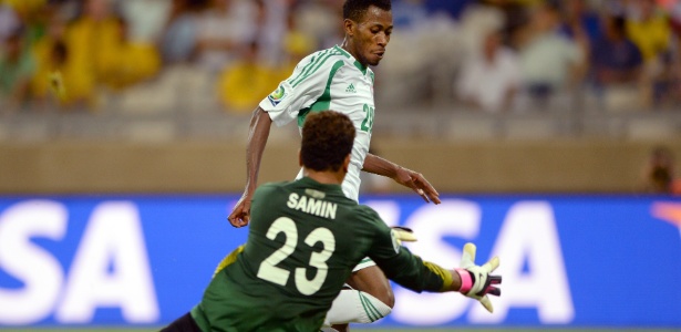 Oduamadi dribla o goleiro do Taiti (23) antes de marcar mais um gol na goleada da Nigéria na segunda