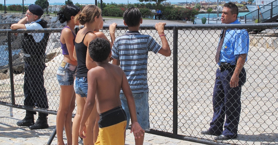 17.jun.2013 - Segurança do hotel Marina Park avisa crianças que está proibida a circulação pelas 'pedras', parte do local onde a seleção está hospedada em Fortaleza