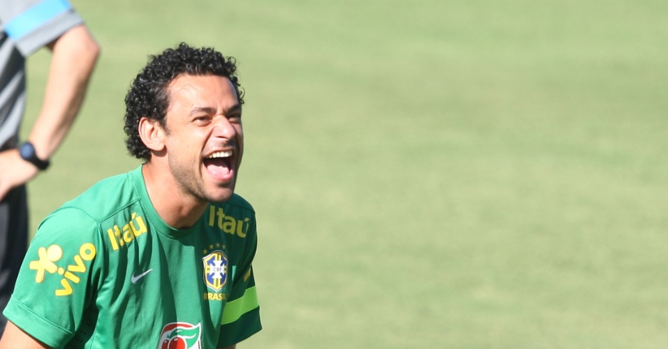 17.junho.2013 - Atacante Fred se diverte com companheiros em treino da seleção brasileira