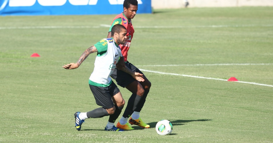 17.junho.2013 - Daniel Alves, de colete, treina marcado pelo atacante Jô