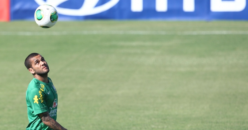 17.junho.2013 - Daniel Alves se aquece em treino da seleção brasileira nesta segunda