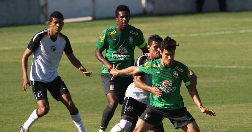 17.junho.2013 - Hernanes se livra de marcação em jogo-treino do Brasil