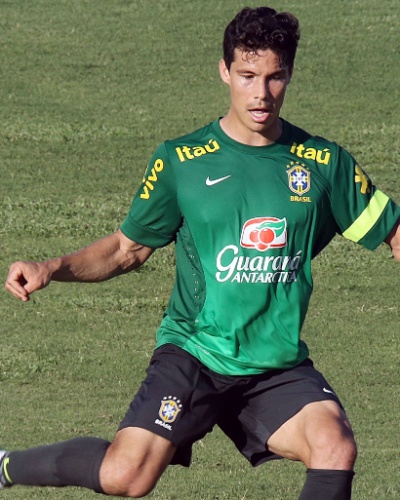 17.junho.2013 - Hernanes tenta jogada em treino da seleção brasileira