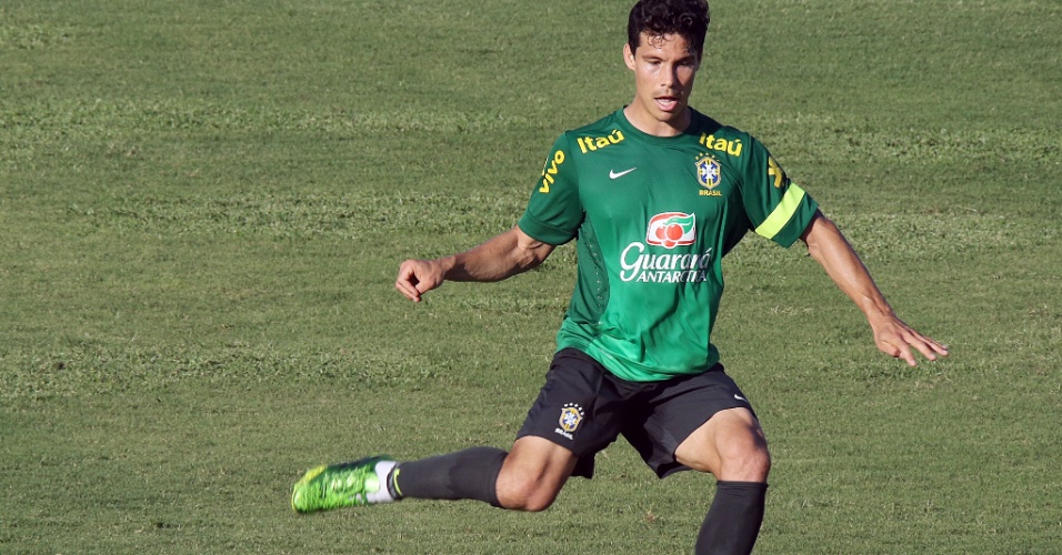 17.junho.2013 - Hernanes tenta jogada em treino da seleção brasileira