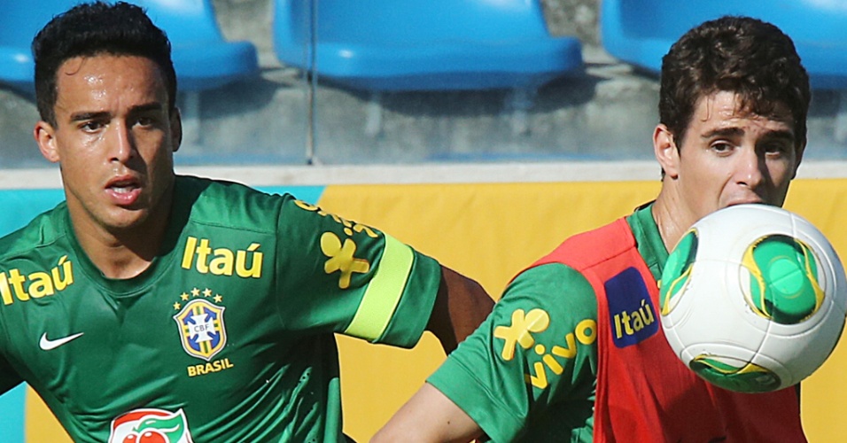 17.junho.2013 - Jadson (esq.) e Lucas (dir.) em treino da seleção brasileira