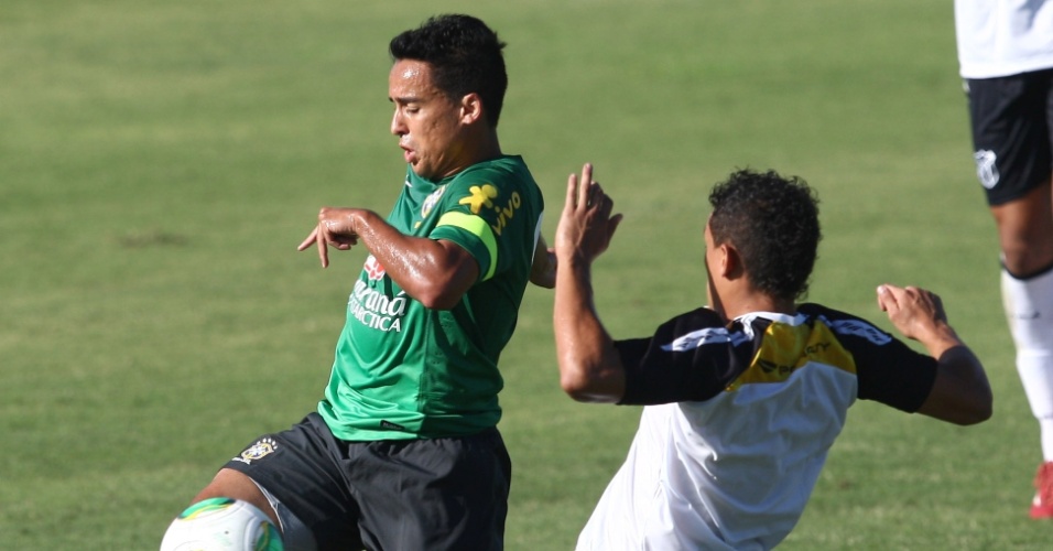17.junho.2013 - Jadson tenta jogada em treino do Brasil; atletas que não jogaram contra o Japão fazem jogo-treino