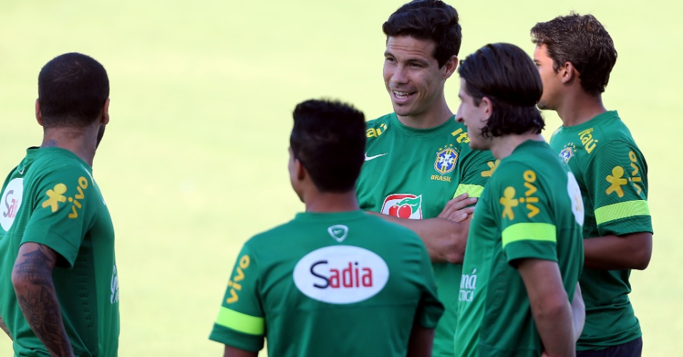 17.junho.2013 - Jogadores conversam durante treino da seleção brasileira