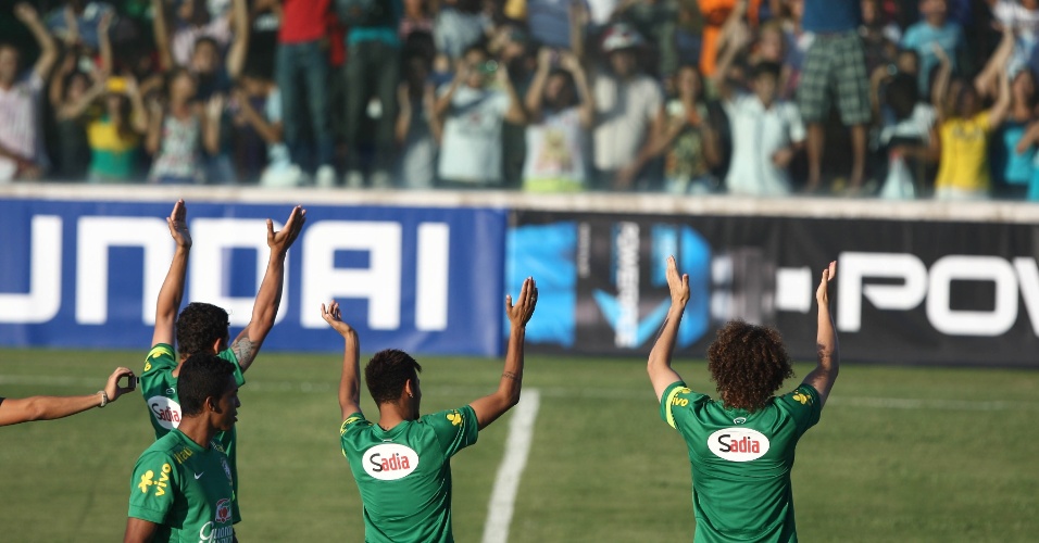 17.junho.2013 - Jogadores da seleção agradecem aos torcedores após treino em Fortaleza