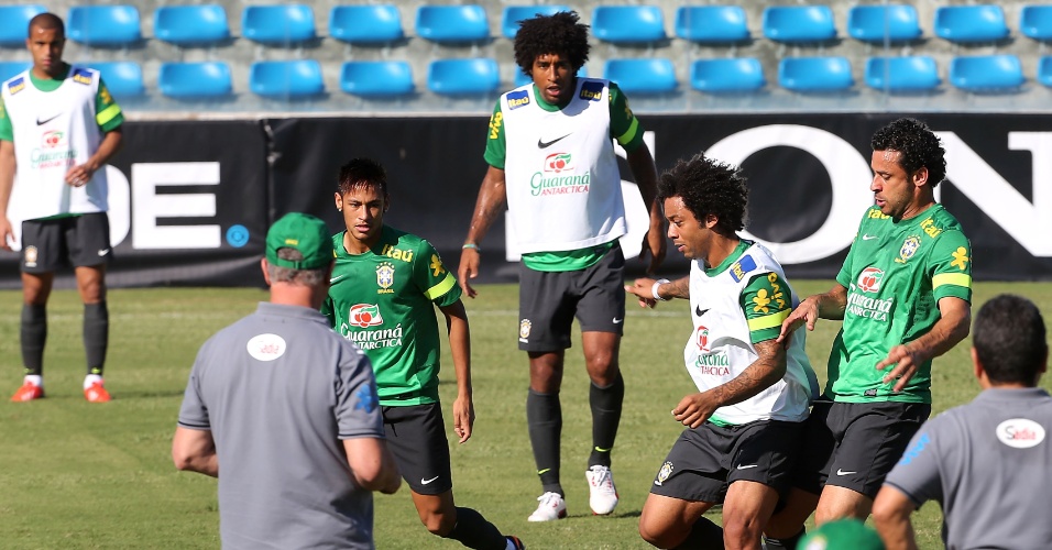 17.junho.2013 - Jogadores da seleção brasileira treinam sob os olhares de Felipão