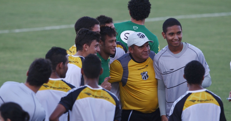 17.junho.2013 - Jogadores do sub-20 do Ceará cercam Neymar após jogo-treino da seleção