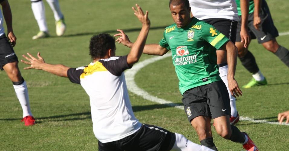 17.junho.2013 - Lucas participa de jogo-treino da seleção brasileira
