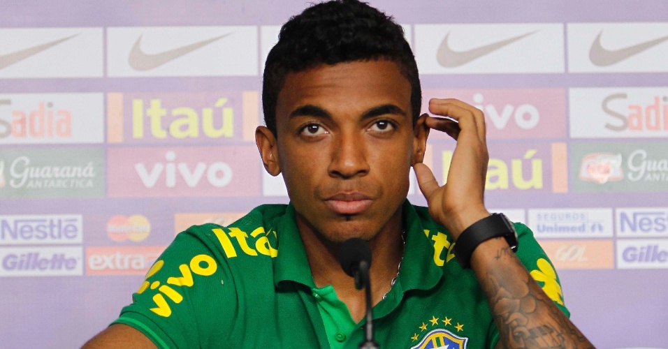 17.junho.2013 - Mais sério, o volante Luiz Gustavo comentou a atuação do Brasil contra o Japão