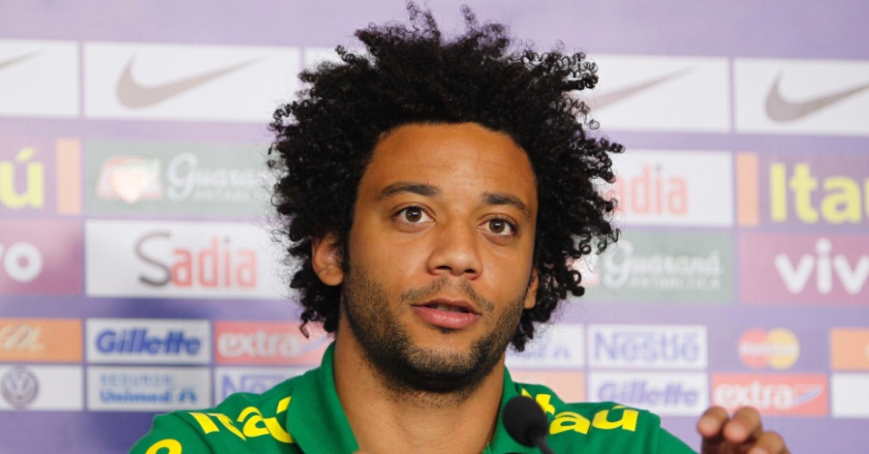 17.junho.2013 - Marcelo dá entrevista antes do treino da seleção nesta segunda-feira