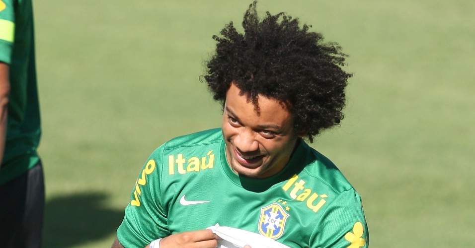 17.junho.2013 - Marcelo dança em treino da seleção brasileira