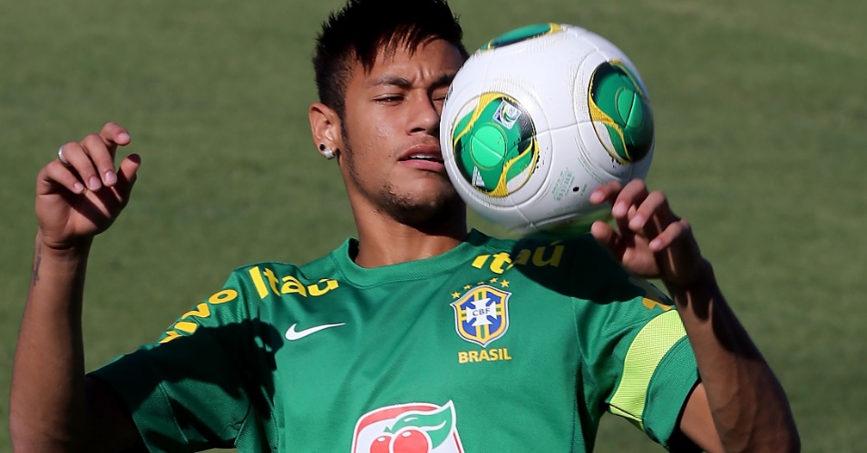 17.junho.2013 - Neymar domina a bola em treino da seleção brasileira nesta segunda-feira