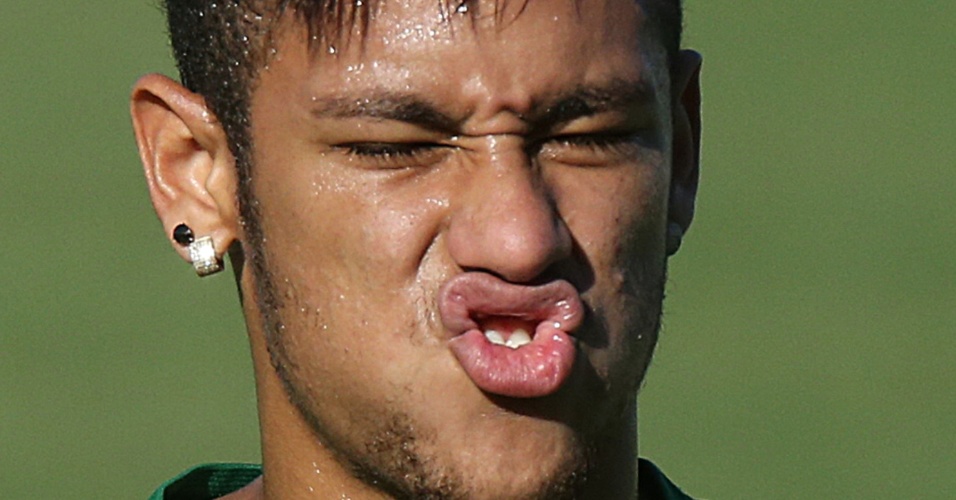 17.junho.2013 - Neymar faz careta em treino da seleção