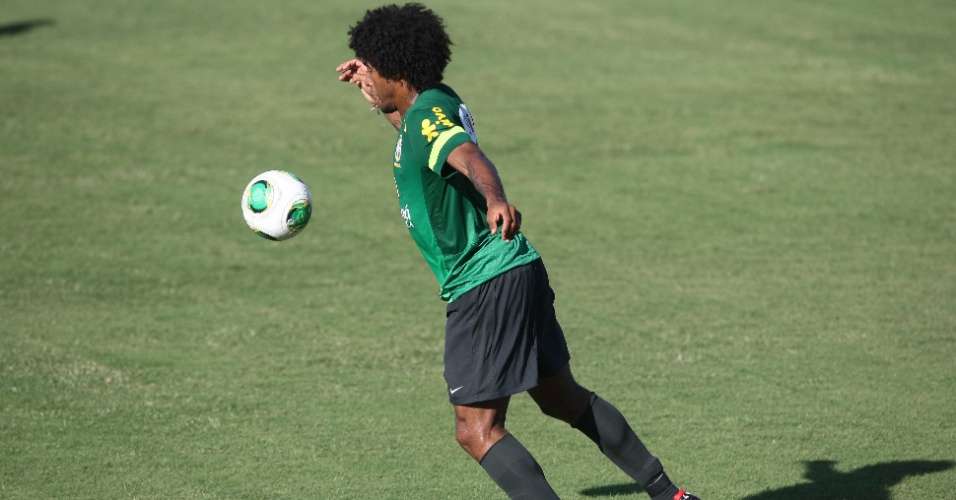 17.junho.2013 -  Zagueiro Dante domina a bola em treino da seleção