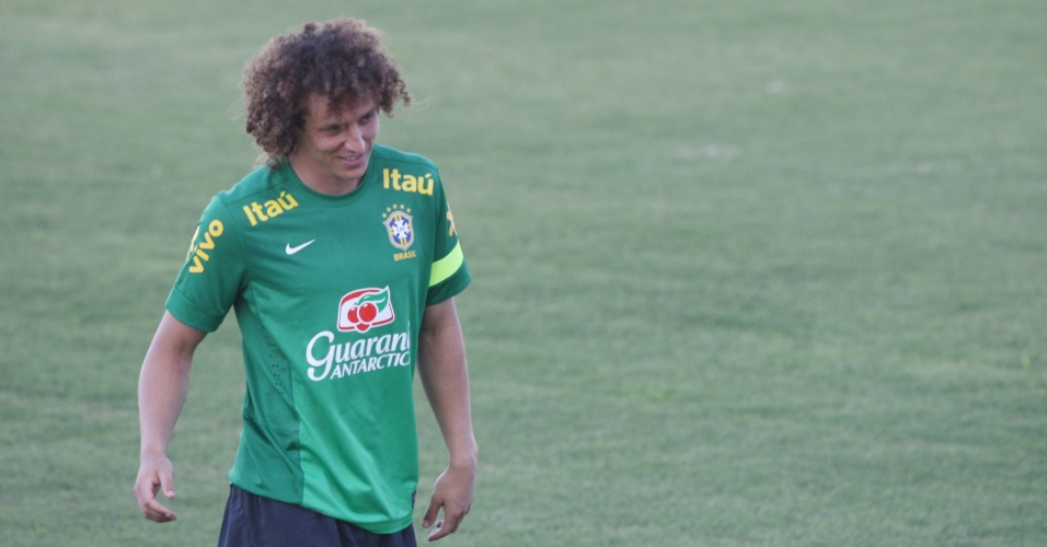 17.junho.2013 -Zagueiro David Luiz em treino da seleção brasileira