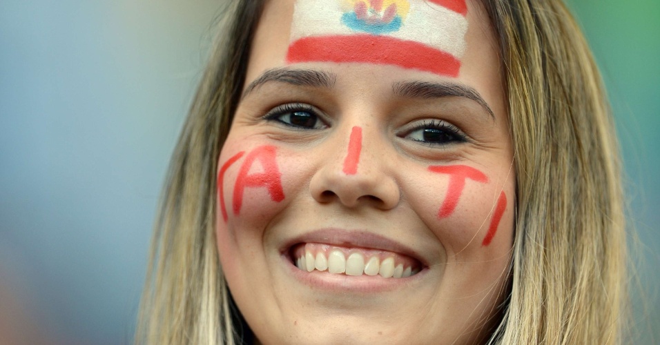 17.06.2013 - Bela torcida pinta o rosto em apoio a seleção do Taiti na partida contra a Nigéria