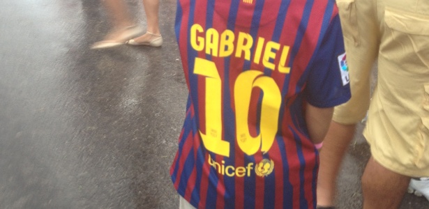 Garoto pernambucano assiste a jogo da Espanha trajado com a camisa do Barcelona
