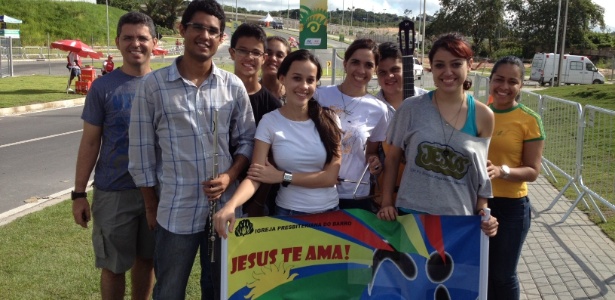 Integrantes da Igreja Presbiteriana do Barro cantam na porta da Arena Pernambuco