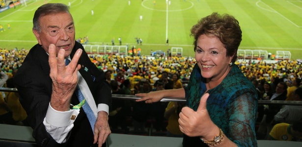 José Maria Marin e Dilma Rousseff acenam durante jogo da seleção brasileira em Brasília