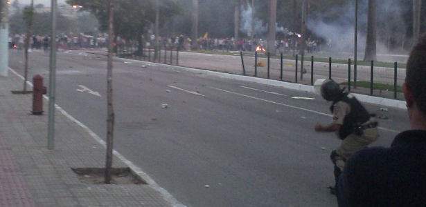 Manifestantes e policiais se enfrentam em confronto nas imediações do Mineirão, na capital mineira
