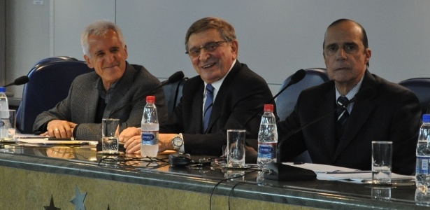Mesa do Conselho Deliberativo do Grêmio em reunião nesta segunda-feira - Marinho Saldanha/UOL Esporte