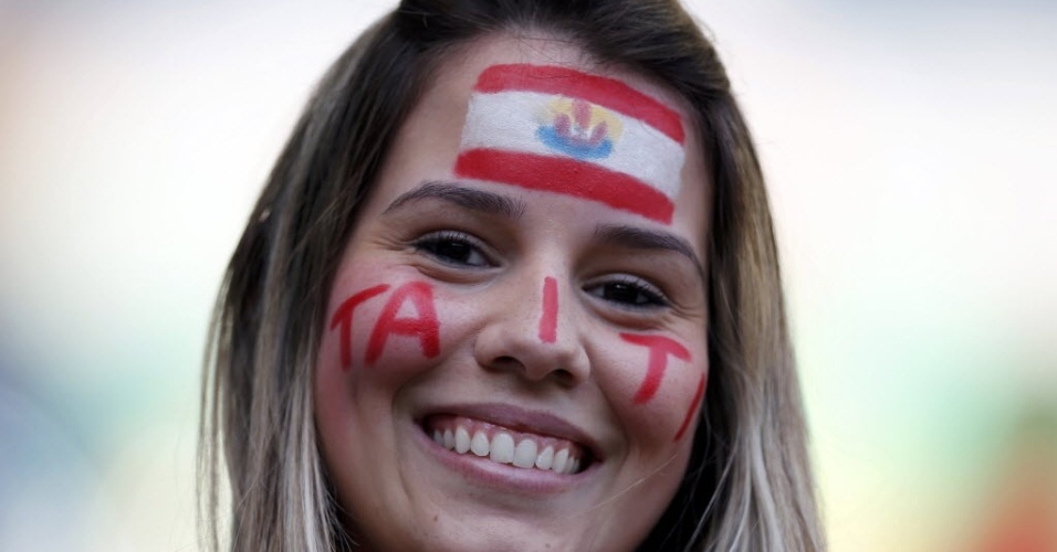 17.jun.2013 - Brasileira pintou o rosto para ir ao Mineirão apoiar o Taiti contra a Nigéria
