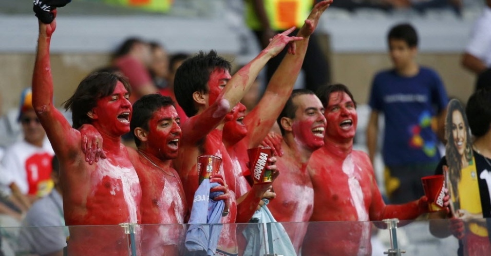 17.jun.2013 - Grupo de amigos se pintou de vermelho e com as letras que formam a palavra Tahiti, em inglês, para apoiar a seleção da Oceania no Mineirão