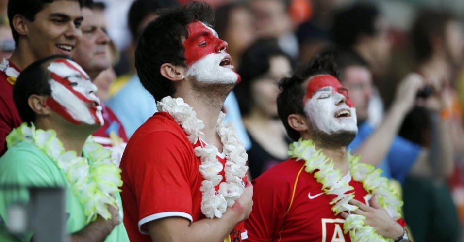 17.jun.2013 - Torcedores se vestiram de vermelho, pintaram o rosto e colocaram colares polinésios para apoiar o Taiti no Mineirão