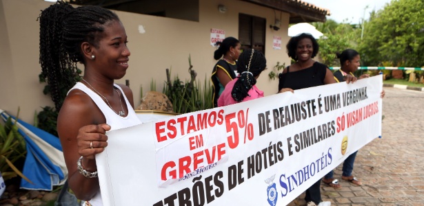 Funcionários protestam por melhorias na porta do hotel do Uruguai em Salvador