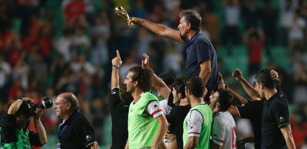 Carlos Queiroz, treinador do Irã, é carregado pelos jogadores de sua seleção