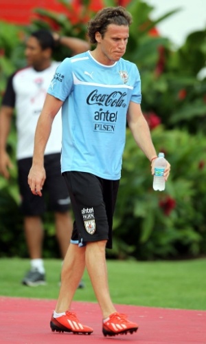 18.jun.2013 - Diego Forlán participá de treino da seleção do Uruguai no Barradão, em Salvador, nesta terça-feira