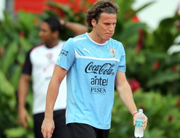 18.jun.2013 - Diego Forlán participá de treino da seleção do Uruguai no Barradão, em Salvador, nesta terça-feira