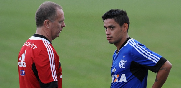 Mano Menezes costuma conversar bastante nos treinamentos do Flamengo com o meia Carlos Eduardo - Alexandre Vidal/ Divulgação Flamengo