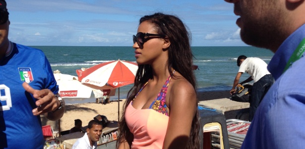 Fanny Neguesha, namorada do atacante Balotelli, caminha pela praia de Boa Viagem