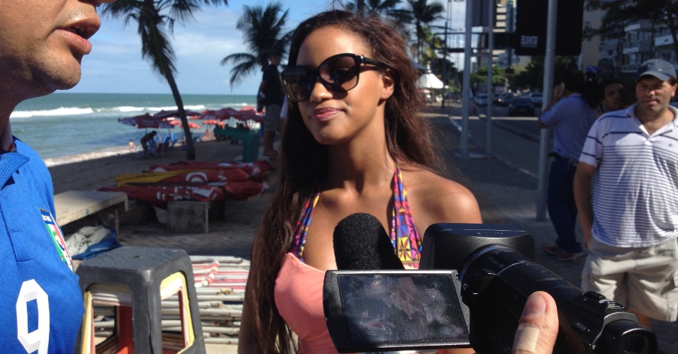 18.jun.2013 - Fanny Neguesha, namorada do atacante italiano Mario Balotelli, foi bastante assediada durante passeio pela praia de Boa Viagem, no Recife