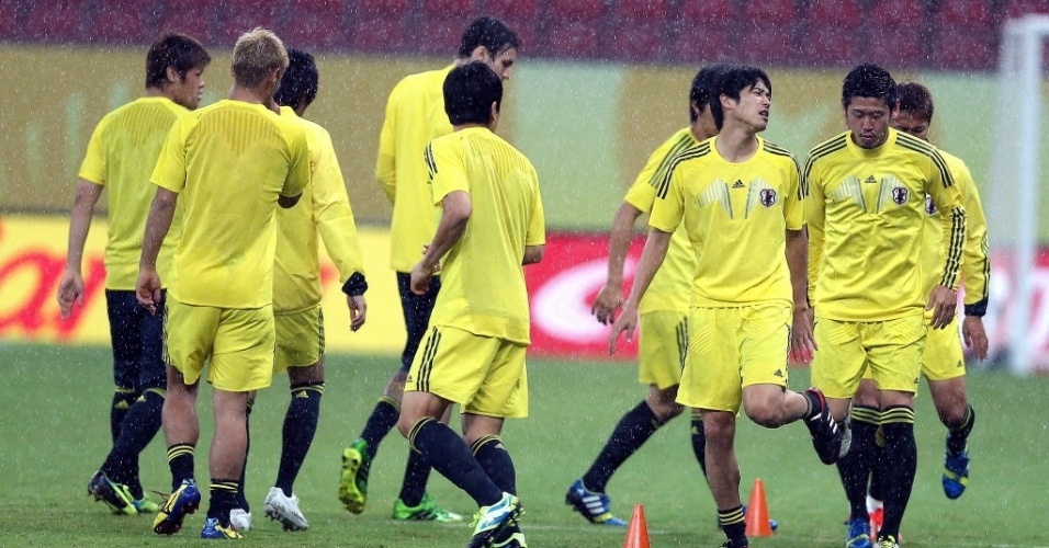 18.jun.2013 - Jogadores do Japão durante treinamento da seleção nesta terça-feira na Arena Pernambuco