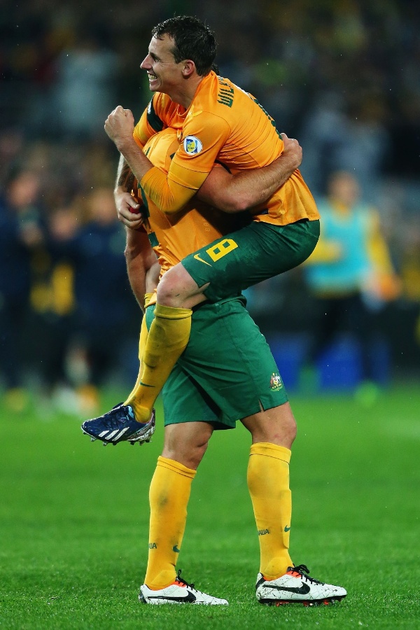 18.jun.2013 - Lucas Neill e Luke Wilkshere comemoram classificação da Austrália para a Copa do Mundo-2014
