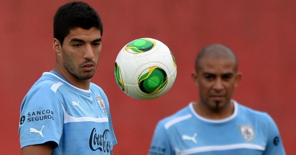 18.jun.2013 - Luis Suárez observa a bola durante atividade da seleção do Uruguai no Barradão, em Salvador