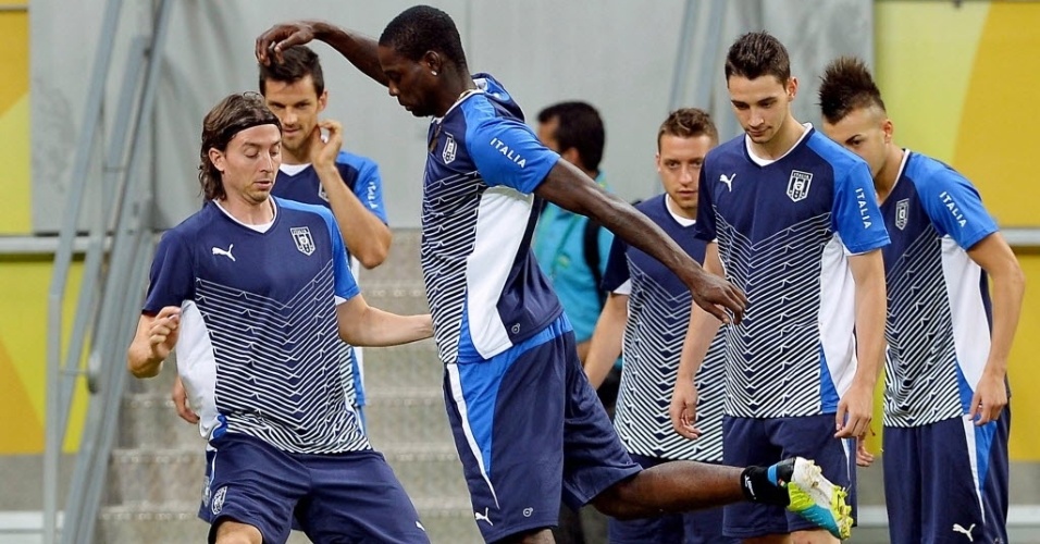 18.jun.2013 - Mario Balotelli (centro) brinca com a bola ao lado de Montolivo (esq.) durante treino da seleção da Itália na Arena Pernambuco
