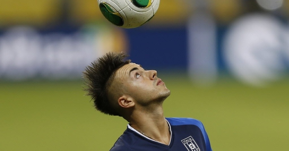 18.jun.2013 - Stephan El Shaarawy participa de treino da seleção da Itália, nesta terça-feira, na Arena Pernambuco